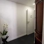 Rent In 1 Apartment Como